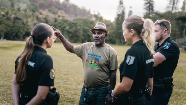 Membre de la tribu échangeant avec des gendarmes mobiles.
