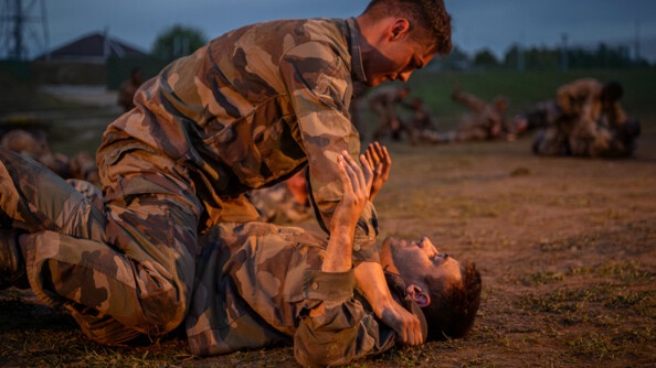 Deux élèves officiers apprennent les techniques de combat TIOR