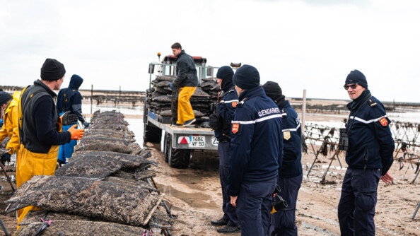 La brigade nautique au contact des ostréiculteurs.