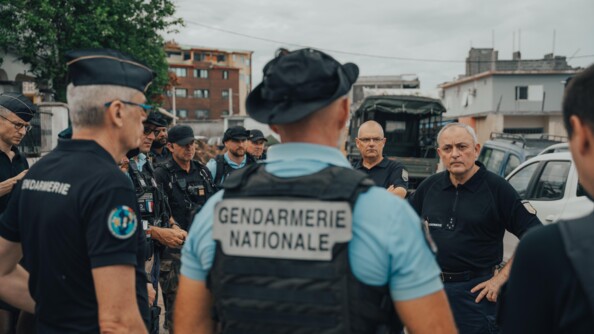 Des gendarmes de dos et en fond, le DGGN de face.