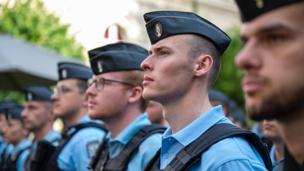 Élèves-gendarmes alignés lors de l'allocution du Ministre de l'Intérieur et des Outre-mer.