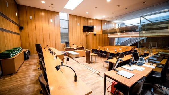 Une salle d'audience de procès vide
