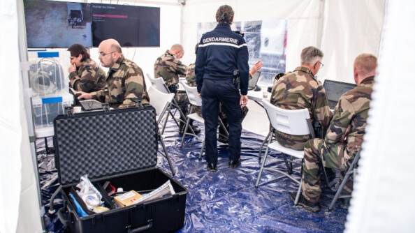 La cheffe du CZO entourée par les gendarmes en exercice au sein du poste de commandement avancé.