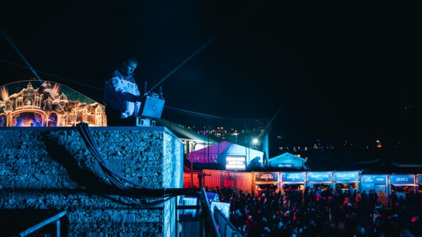 Gendarme opérateur de Lutte anti drone qui surveille son écran au festival Tomorrowland Winter.