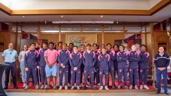 Les jeunes du Stade Français posent aux cotés de militaires de la Garde républicaine.