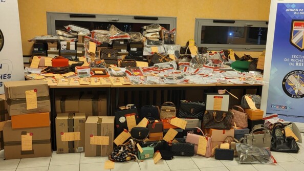 Dans une picèe de la Section de recherches de Reims, des centaines de sacs, de montres et d'autres objects volés sont entreposés, montrant le butin accumulé par les cambrioleurs.
