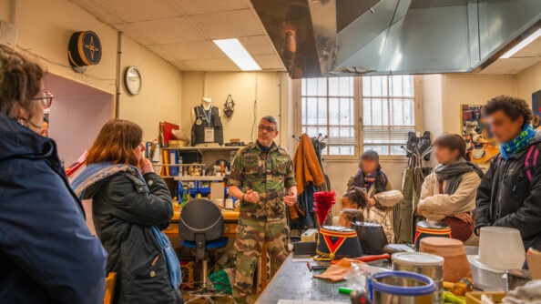 Le fabricant de shako de la arde républicaine reçoit des visiteurs dans son atelier