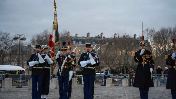 Sur le parvis de l'Arc de Triomphe, la garde au drapeau compos&eacute;e de six gendarmes en grande tenue. A ses c&ocirc;t&eacute;s, un garde r&eacute;publicain au garde &agrave; vous, sabre en main.