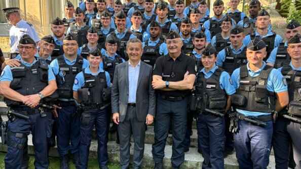 Les élèves gendarmes de Dijon et leurs cadres autour de Gérald Darmanin et du général d'armée Christian Rodriguez, DGGN. Les deux autorités sont au premier plan, sur l'herbe. Le reste du groupe est positionné de part et d'autre des deux hommes et sur les marches supérieures de l'escalier.