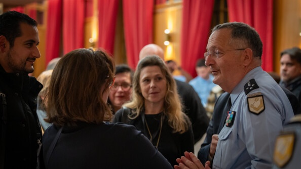Le directeur général de la gendarmerie nationale échange avec des élus.