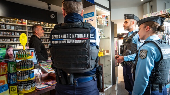 Gendarmes de la BTM des Monts d'Arr&eacute;e au contact d'un commer&ccedil;ant.