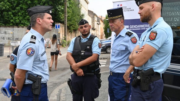 Quatre gendarmes échangent avec le commandant de la région de gendarmerie Nouvelle-Aquitaine, dans la rue, à l'occasion du festival Garorock.