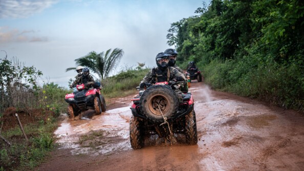 Militaires roulant en quad sur une piste.