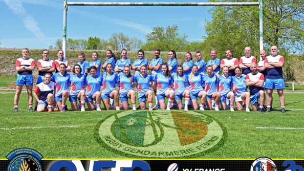 Photo de groupe des militaires de l'équipe nationale gendarmerie de rugby sur le terrain du CNEFG.