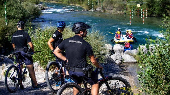 Surveillance des activités de rafting par les gendarmes du PSIG.