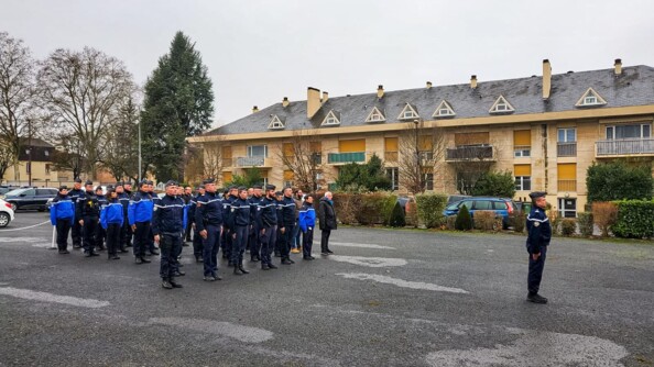 Des gendarmes au garde &agrave; vous