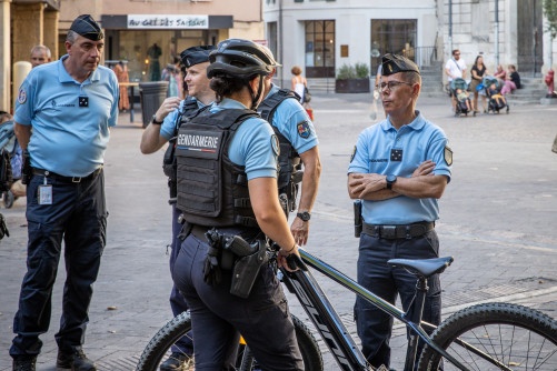Le major g&eacute;n&eacute;ral de la gendarmerie nationale discute dans la rue avec des gendarmes patrouillant en v&eacute;lo.