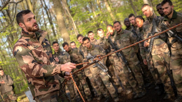 Le capitaine Lecomte, un des cadres du P3, montre la technique du passabloc aux élèves-officiers, samedi matin durant l'avant dernier jour de stage commando