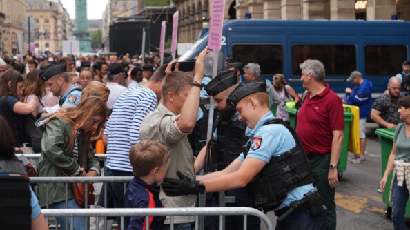 Gendarme mobile filtrant la foule à l'entrée de la cérémonie d'ouverture.