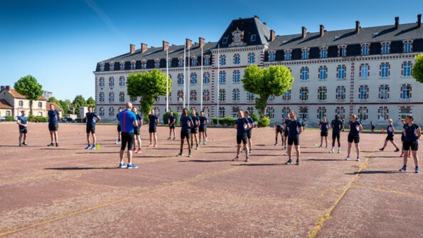 Respect des distanciations lors d&rsquo;une s&eacute;ance de sport &agrave; l&rsquo;&eacute;cole des officiers de la gendarmerie nationale, &agrave; Melun.