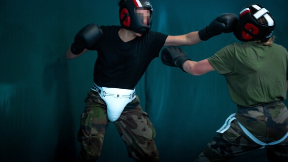 Candidates s'affrontant &agrave; l'occasion d'une &eacute;preuve de boxe.