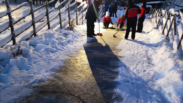Les jeunes s'entrainent au Hockey sur glace.