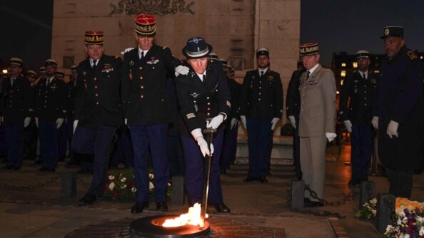 Ravivage de la Flamme par l'une des officiers de la promotion