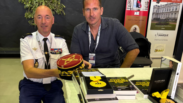 A gauche, le général Christophe Brochier, commandant de l'Ecole de gendarmerie de Tulle, et Franck Robin, gendarme blessé en mission en Guyane.