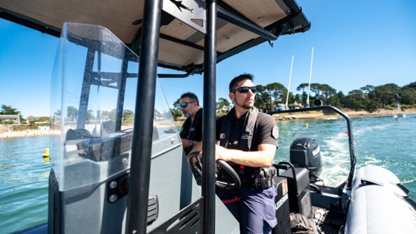Deux gendarmes de la brigade nautique de Quiberon patrouillent dans le golfe du Morbihan à proximité du littoral.