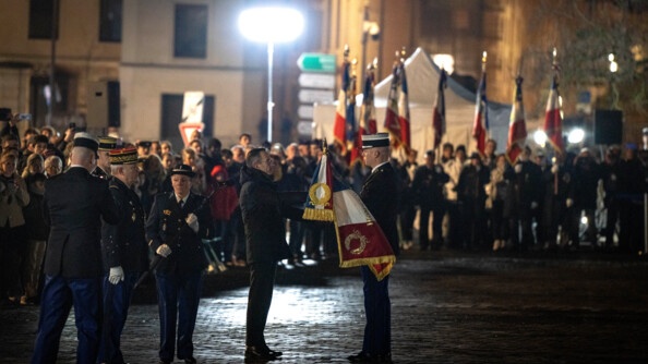 Remise du drapeau au commandant du groupement de gendarmerie d&eacute;partementale de la Sarthe par le ministre de l'Int&eacute;rieur