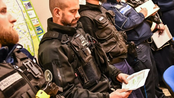 Gendarme d'une équipe cynophile prenant connaissance du déroulement de l'opération.