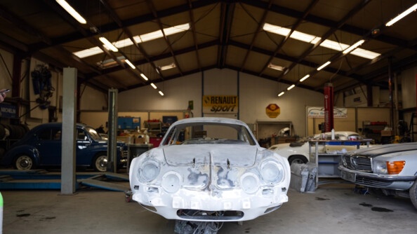 L'alpine A110 1600s sans aucune peinture, seulement la fibre