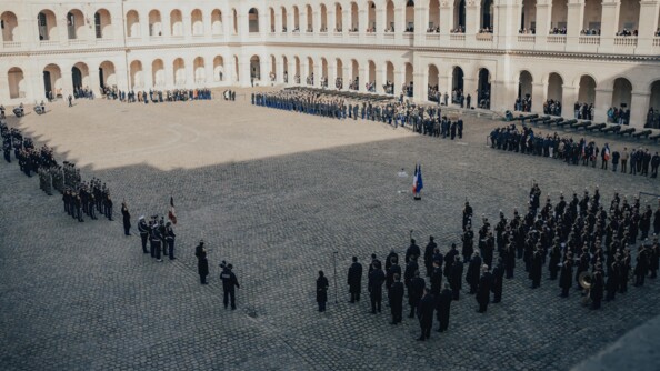 vue du haut de la cour pavé des invalides où plusieurs troupes sont autour