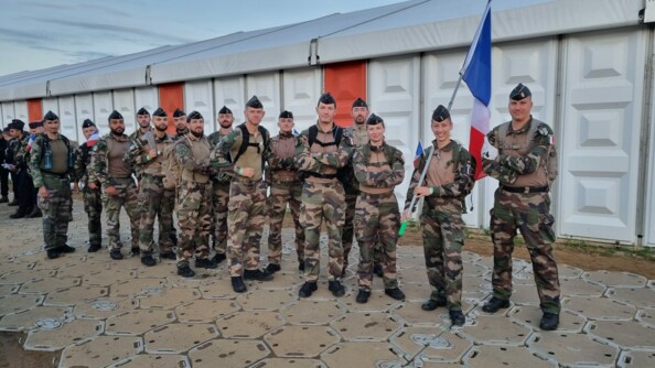 Les gendarmes réunis devant les baraquements avant le départ de la marche.