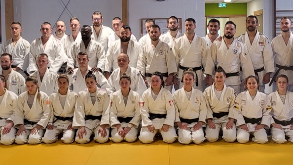 sur trois rangs se trouvent les gendarmes en kimono ayant participé au championnat de France