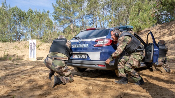 Gendarmes s'entrainant à s'extraire d'un véhicule pris sous le feu.