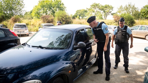 Patrouille pédestre de gendarmes de la Communauté de brigades de Carnac autour du site de mégalithes.