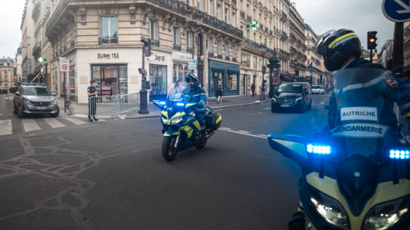 Motocyclistes escortant un convoi dans Paris.