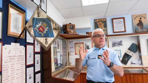 L'adjudant Bruno Martin, face au fanion de la Compagnie de gendarmerie du Morbihan