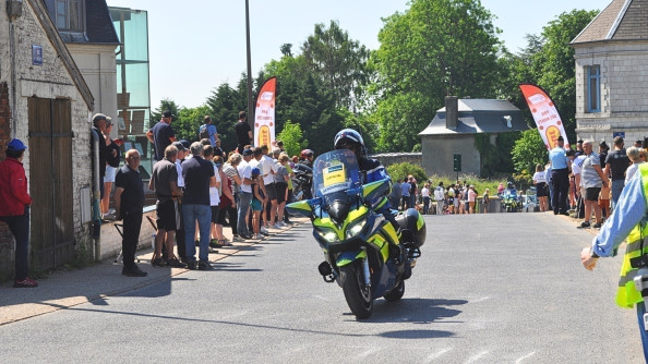 Motocycliste de la gendarmerie nationale ouvrant le passage des coureurs cyclistes.