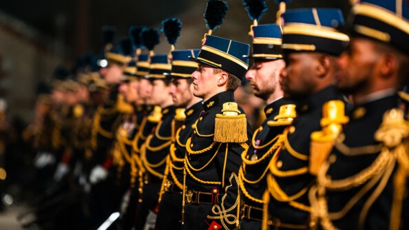 Élèves-gendarmes alignés.