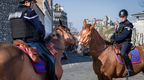 Cavaliers de la Garde Républicaine veillant au respect du confinement.