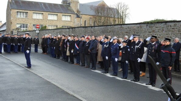 Autorités civiles et militaires au salut.