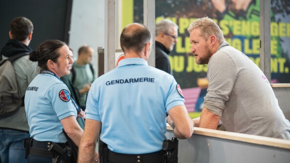 Deux gendarmes sont entrain de parler avec un agriculteur.