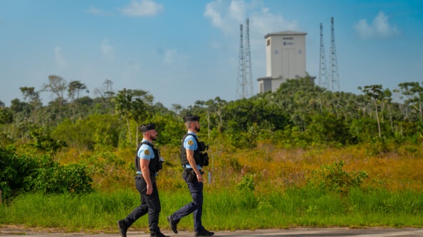 Gendarmes du dispositif Orchidée patrouillant devant le CSG.