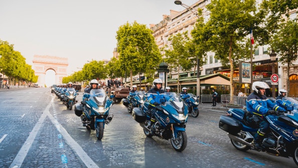 Motocyclistes de l'escorte présidentielle sur les Champs Elysées lors des répétitions du défilé du 14 juillet