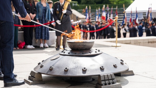Plan serré du ravivage de la flamme.