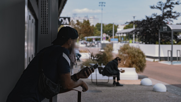 Équipier du GOS en surveillance.