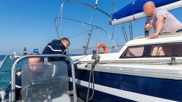 Contrôle et verbalisation d'un plaisancier par la gendarmerie maritime en Atlantique.