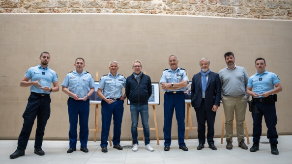 Photo de groupe avec les jur&eacute;s, le g&eacute;n&eacute;ral Lettermann et le colonel Coulbeau. Deux gendarmes tiennent les troph&eacute;es, ils les ont r&eacute;cup&eacute;r&eacute;s &agrave; la place des photographes absents.